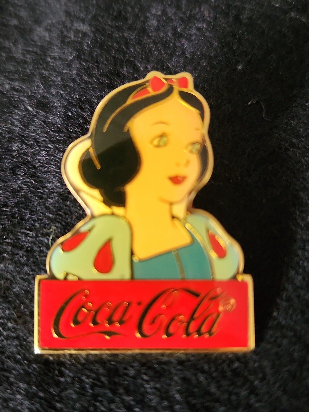 Coca-Cola Disney Snow White Collectible Single Pin Franchise